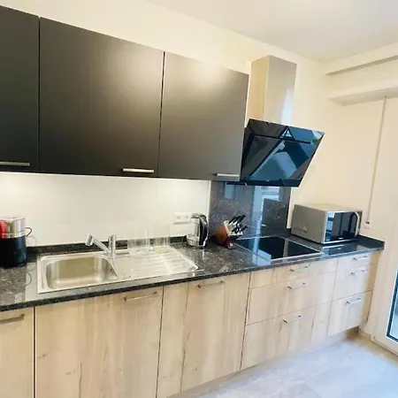 Three Bedrooms In Center With Terrace&parking Appartement *